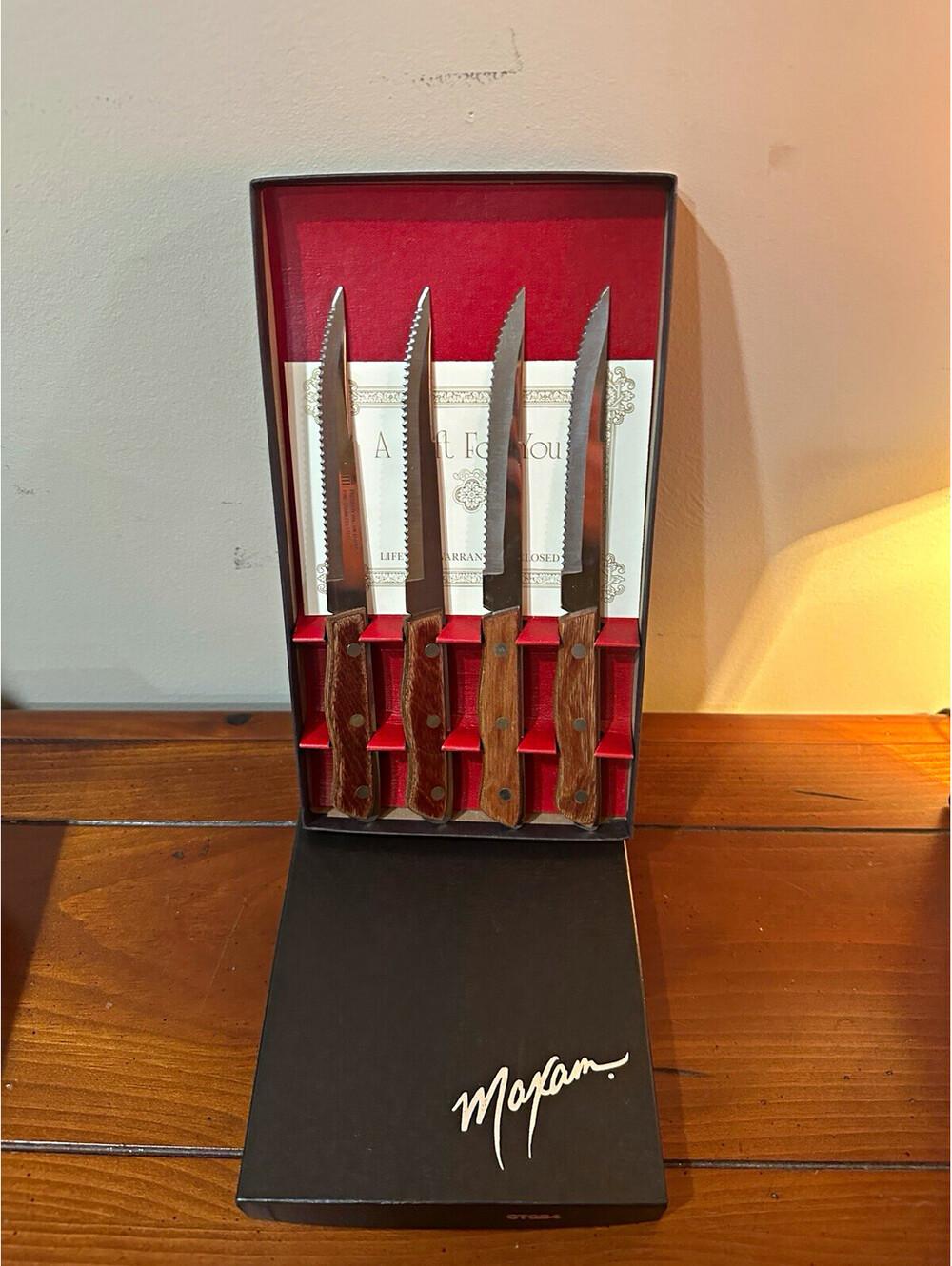Maxam 4-Piece Serrated Steak Knife Set, 4 in Stainless Blades, Wood Handle